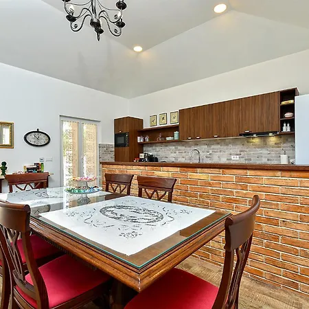 Olgica 2269 Holiday home Pula